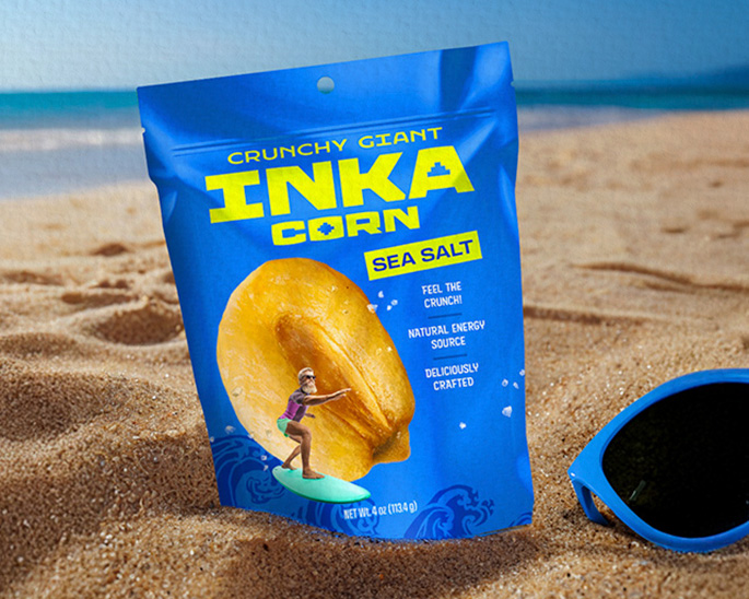 El nuevo envase de Inka Corn Sea Salt en una playa, material publicitario.