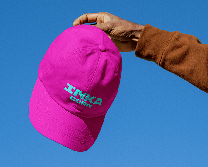 Aplicación del nuevo logo de Inka Corn en gorro.