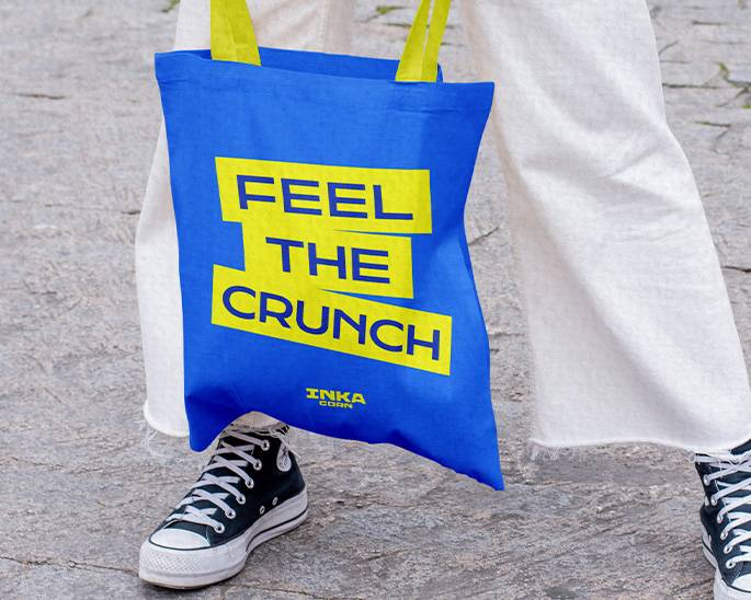 Aplicación de recursos gráficos de Inka Corn en tote bag.