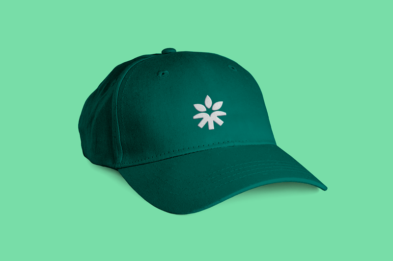 Muestra de material promocional de ReverdecerSur con la nueva identidad visual, gorro.