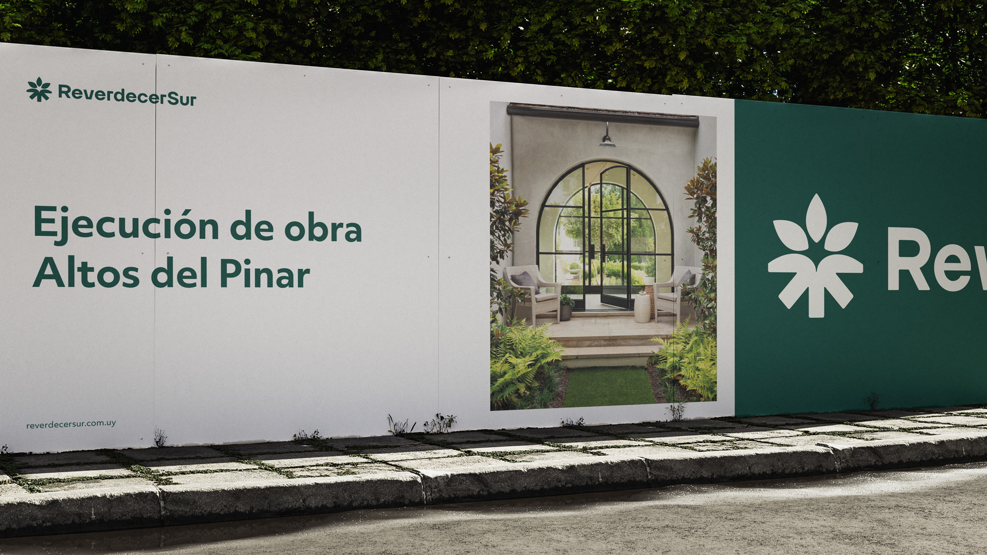 Aplicación de la nueva identidad visual de ReverdecerSur en un banner de obra en construcción.