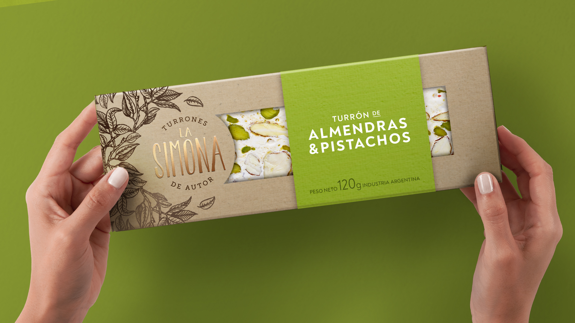 Manos sosteniendo el empaque de almendras y pistachos de La Simona.